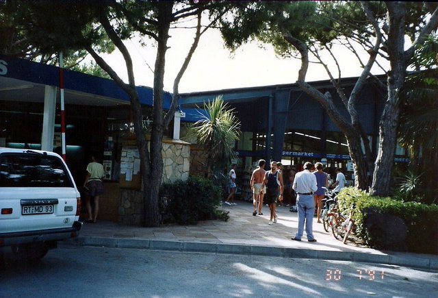 Fotograf�a de la entrada del camping Albatros de Gav&agrave; Mar (en la izquierda) y de su supermercado (a la derecha) (30 de Julio de 1991)
